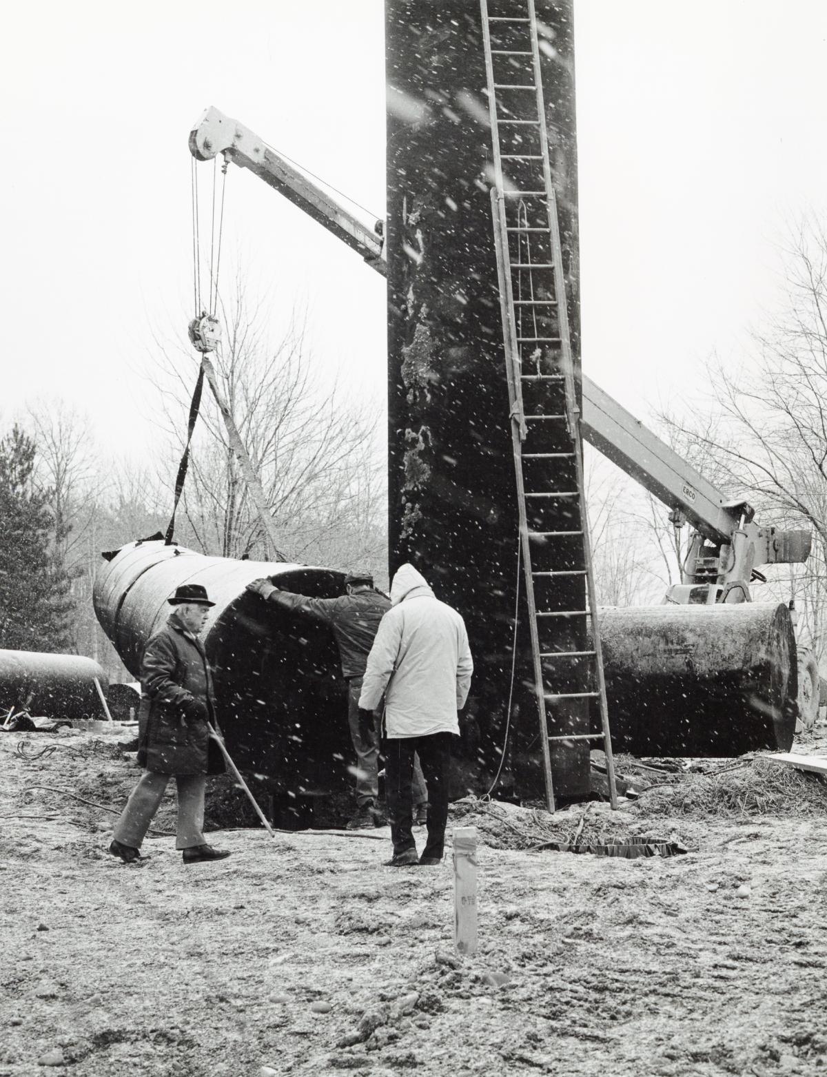 Alexander Liberman, <i>Adonai</i>, 1970-71 (refabricated 2000), (installation view with Ralph E. Ogden, 1972)