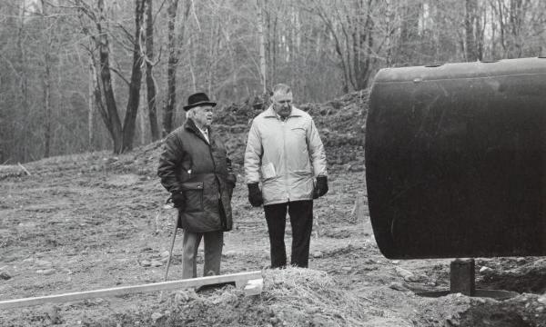 Alexander Liberman,&nbsp;<em>Adonai</em>, 1970-71 (refabricated 2000), (installation view with Ralph E. Ogden and William Rutherford, 1972)