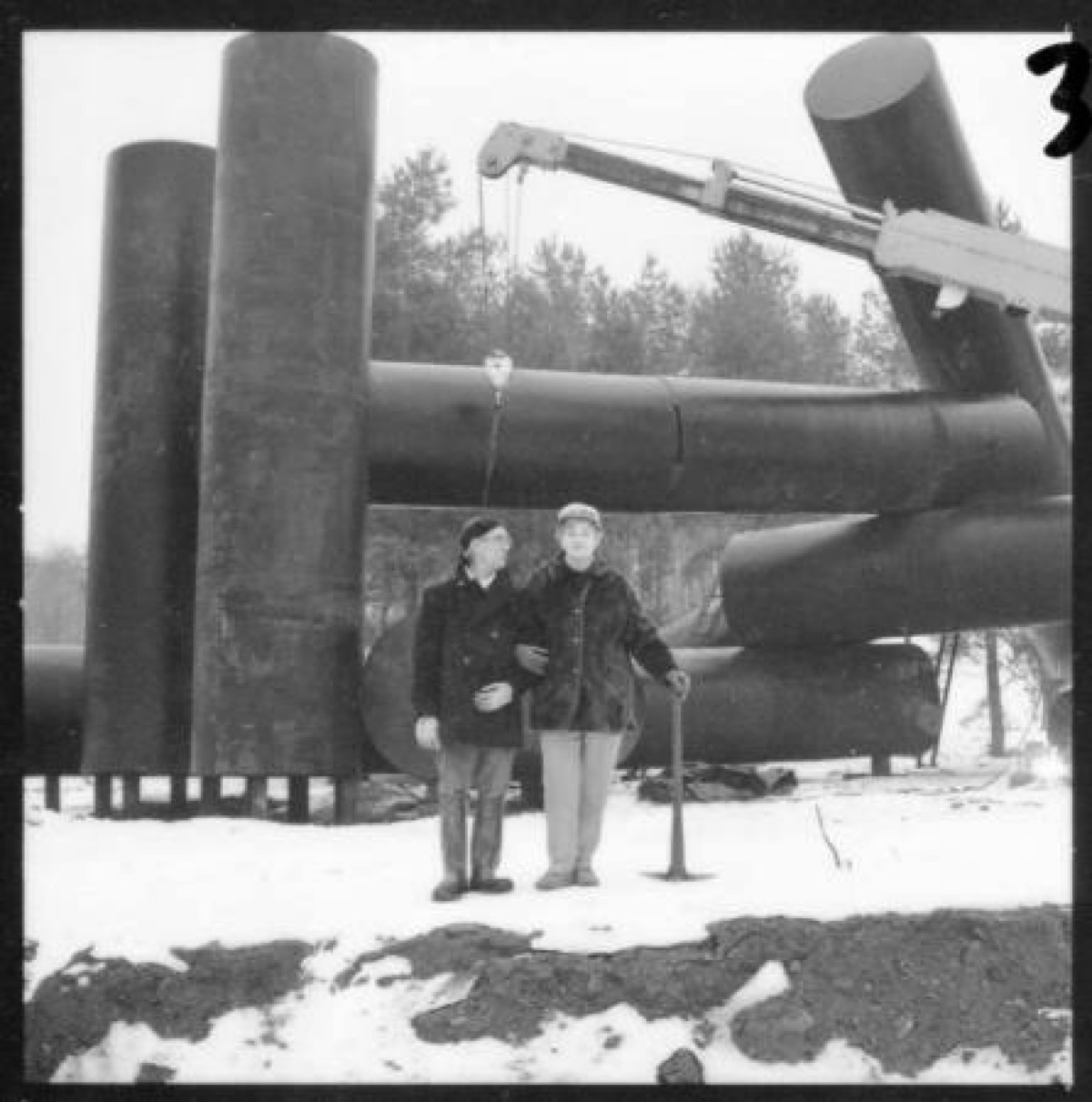 Alexander Liberman, <em>Adonai, </em>1970-71 (refabricated 2000), (installation view with Dorothy Mayhall, 1972)