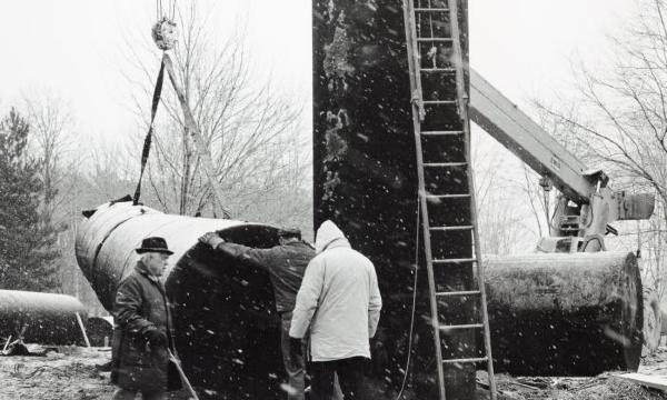 Alexander Liberman, <i>Adonai</i>, 1970-71 (refabricated 2000), (installation view with Ralph E. Ogden, 1972)