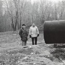 Alexander Liberman,&nbsp;<em>Adonai</em>, 1970-71 (refabricated 2000), (installation view with Ralph E. Ogden and William Rutherford, 1972)