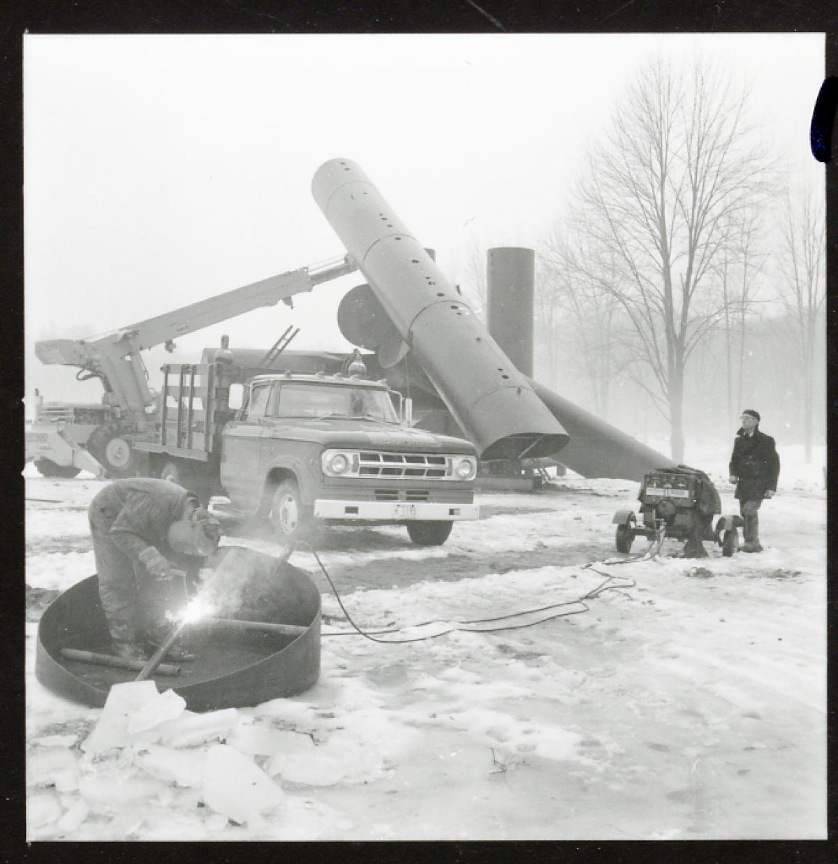 Alexander Liberman, <em>Adonai, </em>1970-71 (refabricated 2000), (installation view, 1972)