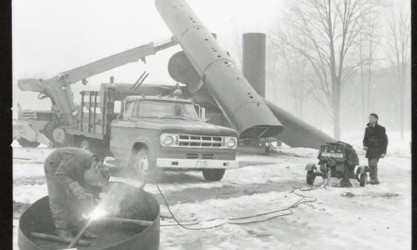 Alexander Liberman, <em>Adonai, </em>1970-71 (refabricated 2000), (installation view, 1972)