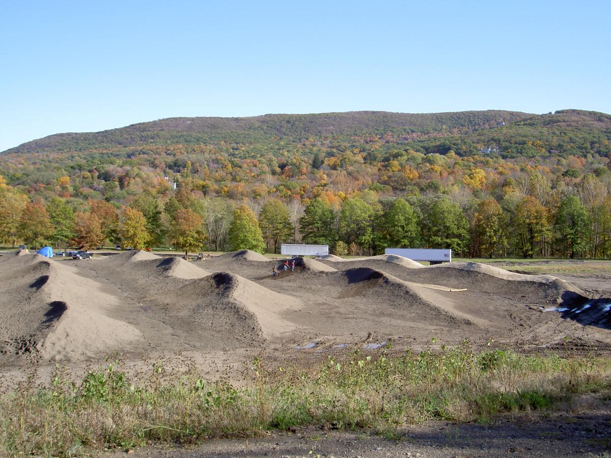Maya Lin, <em>Storm King Wavefield</em>, 2007–08 (construction view V, 2007)