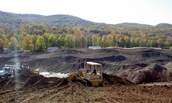 Maya Lin, <em>Storm King Wavefield</em>, 2007–08 (construction view III, 2007)