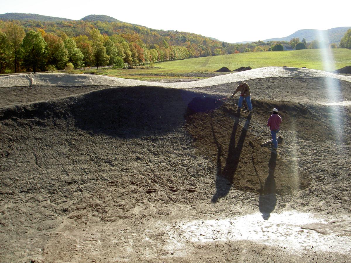 Maya Lin, <em>Storm King Wavefield</em>, 2007–08 (construction view IV, 2007)