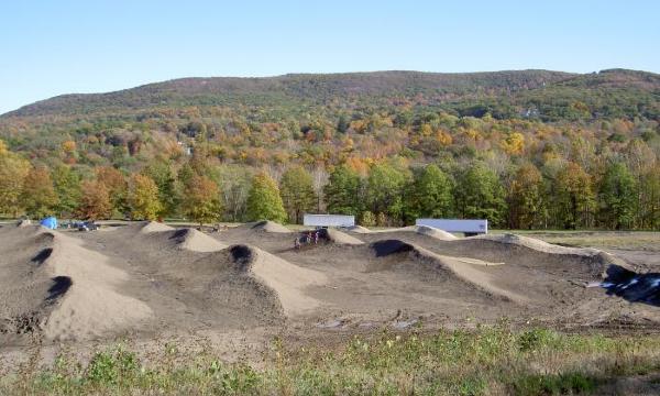 Maya Lin, <em>Storm King Wavefield</em>, 2007–08 (construction view V, 2007)
