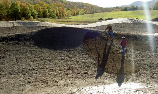 Maya Lin, <em>Storm King Wavefield</em>, 2007–08 (construction view IV, 2007)
