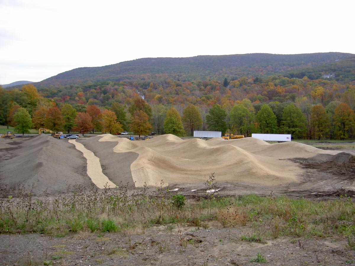 Maya Lin,&nbsp;<em>Storm King Wavefield</em>,&nbsp;2007&ndash;08 (construction view XI, 2007)