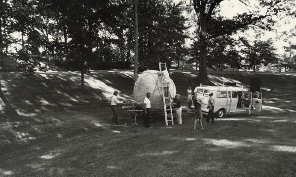  Grace Knowlton, <em>Spheres</em>, 1973–75/1985 (installation view, date unknown)
