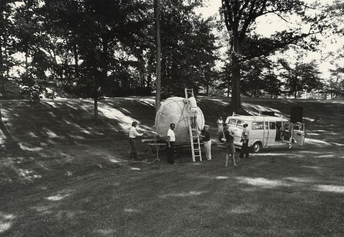  Grace Knowlton, <em>Spheres</em>, 1973–75/1985 (installation view, date unknown)