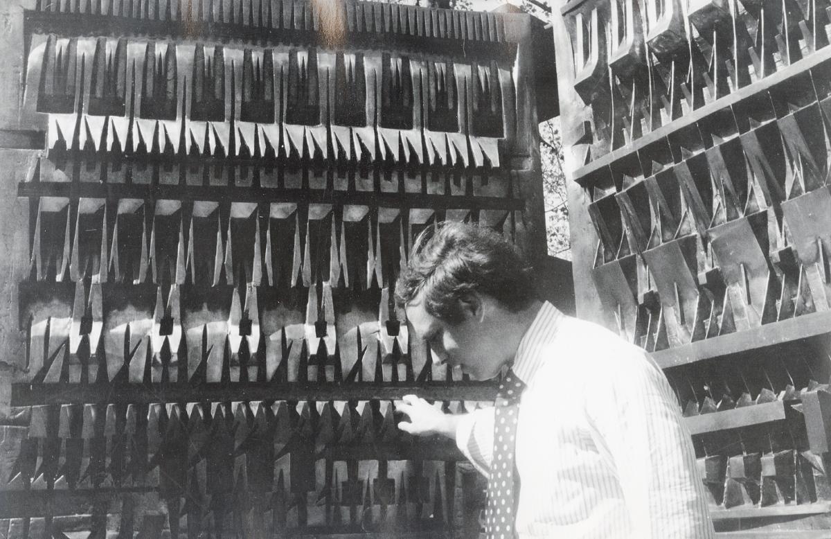 Arnaldo Pomodoro,&nbsp;<i>The Pietrarubbia Group: il fondamento, l&rsquo;uso, il rapporto</i>, 1975&ndash;76 (installation view with David Collens, 1977)