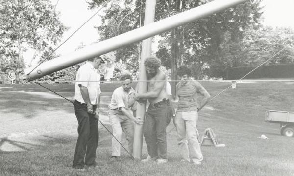Kenneth Snelson, <em>Free Ride Home</em>, 1974 (installation view with Snelson and David Collens, 1975)