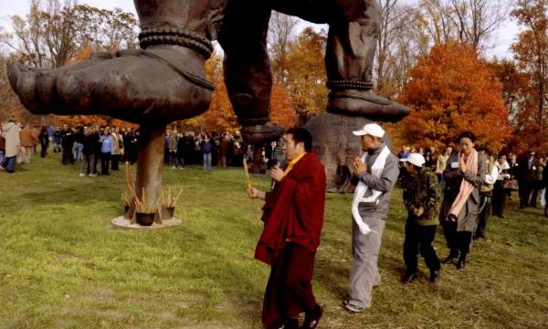 Zhang Huan at the <em>Three Legged Buddha </em>dedication ceremony, 2010 