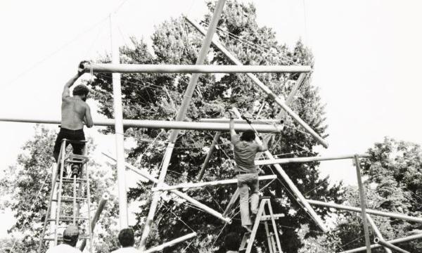 Kenneth Snelson, <em>Free Ride Home</em>, 1974 (installation view, 1975)