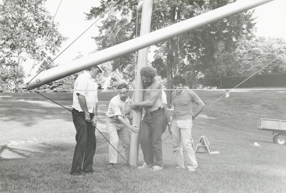 Kenneth Snelson, <em>Free Ride Home</em>, 1974 (installation view with Snelson and David Collens, 1975)
