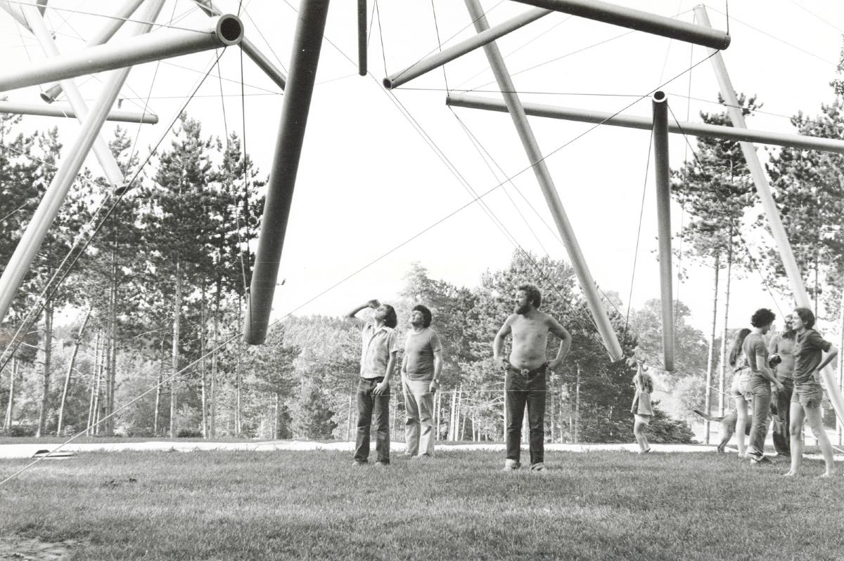 Kenneth Snelson, <em>Free Ride Home</em>, 1974 (installation view, 1975)
