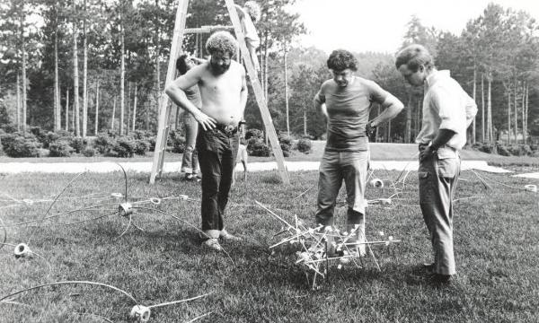 Kenneth Snelson, <em>Free Ride Home</em>, 1974 (installation view with Snelson and David Collens, 1975)
