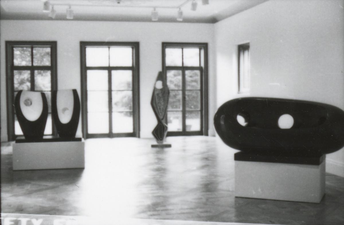 Barbara Hepworth, <em>Barbara Hepworth </em>(installation view, 1982)