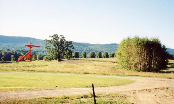 Mark di Suvero, <em>Mother Peace</em>, 1969–70 (cornfield in the present location of the di Suvero fields, early 1990s)