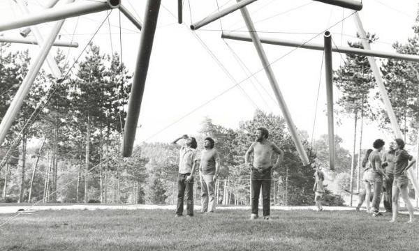 Kenneth Snelson, <em>Free Ride Home</em>, 1974 (installation view, 1975)