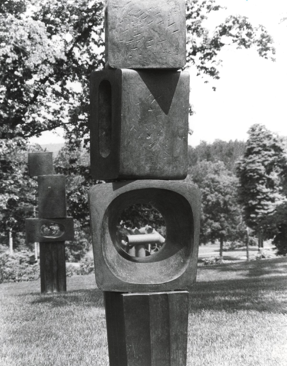 Barbara Hepworth, <em>Barbara Hepworth </em>(installation view, 1982)