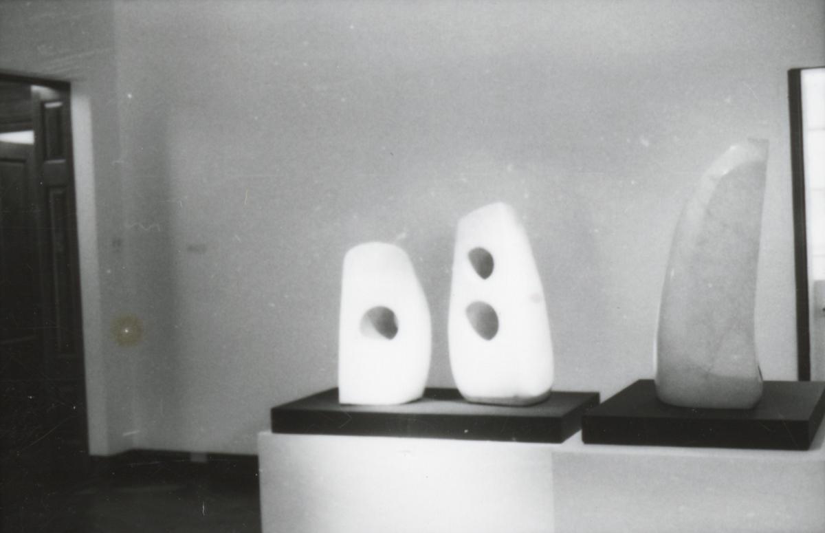 Barbara Hepworth, <em>Barbara Hepworth </em>(installation view, 1982)