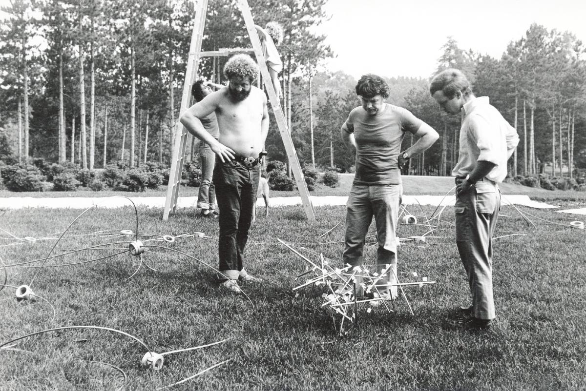 Kenneth Snelson, <em>Free Ride Home</em>, 1974 (installation view with Snelson and David Collens, 1975)