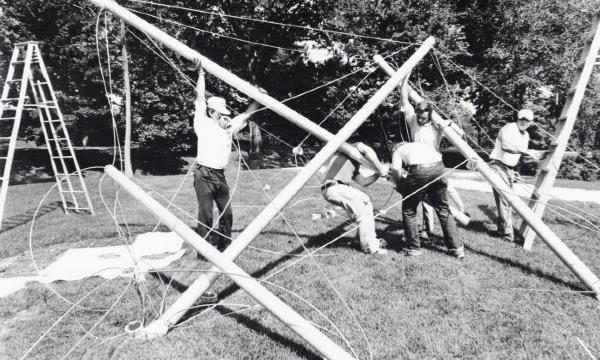 Kenneth Snelson, <em>Free Ride Home</em>, 1974 (installation view, 1975)