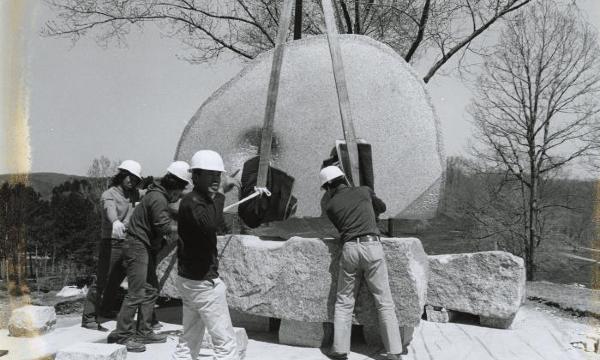 Isamu Noguchi, <em>Momo Taro</em>, 1977–78 (installation view, 1978)