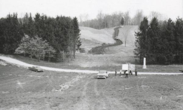 George Rickey,&nbsp;<em>Two Planes Vertical-Horizontal II</em>, 1970<br />
Yerassimos Sklavos,&nbsp;<em>Les Yeux du Ciel (Eyes of the Sky),&nbsp;</em>1964<br />
(installation view, 1973)
