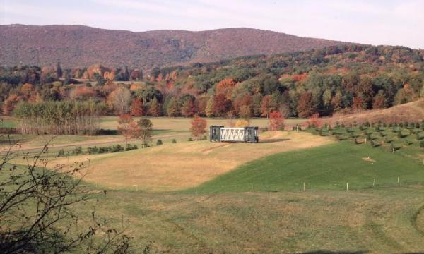 Siah Armajani,<i><i> Gazebo for Two Anarchists: Gabriella Antolini and Alberto Antolini</i>, </i>1992<i> </i>(installation view)