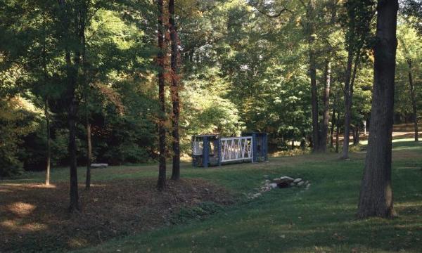 Siah Armajani<i>,<i> Gazebo for Two Anarchists: Gabriella Antolini and Alberto Antolini</i>, </i>1992 (installation view)