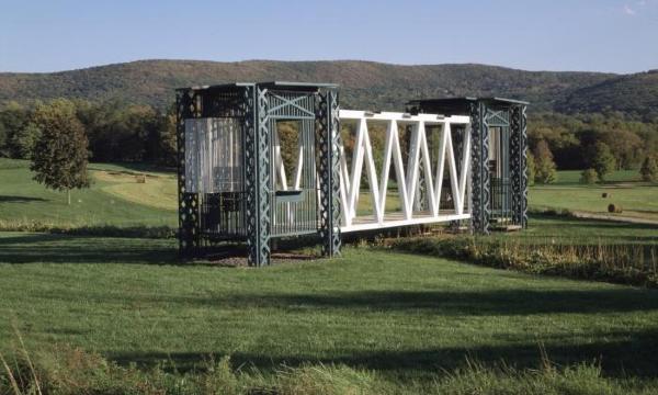 Siah Armajani<i>,<i> Gazebo for Two Anarchists: Gabriella Antolini and Alberto Antolini</i>, </i>1992 (installation view)