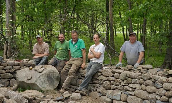 Andy Goldsworthy, <em>Five Men, Seventeen Days, Fifteen Boulders, One Wall, </em>2010 (installation view)