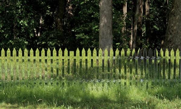 Alyson Shotz, <em>Mirror Fence</em>, 2003<br />
(refabricated, 2014) (installation view, 2010)