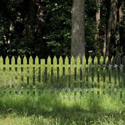 Alyson Shotz, <em>Mirror Fence</em>, 2003<br />
(refabricated, 2014) (installation view, 2010)