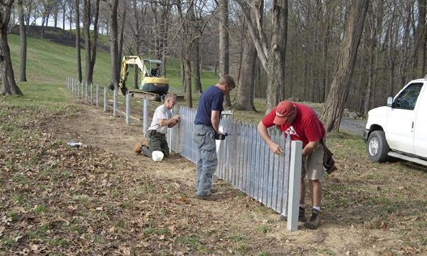 Alyson Shotz, <em>Mirror Fence</em>, 2003 (installation view, 2010)
