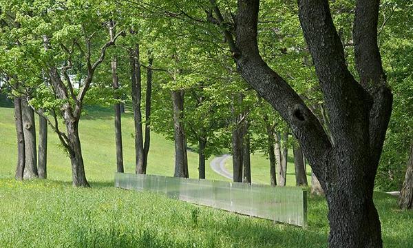 Alyson Shotz, <em>Mirror Fence</em>, 2003<br />
(installation view, 2010)