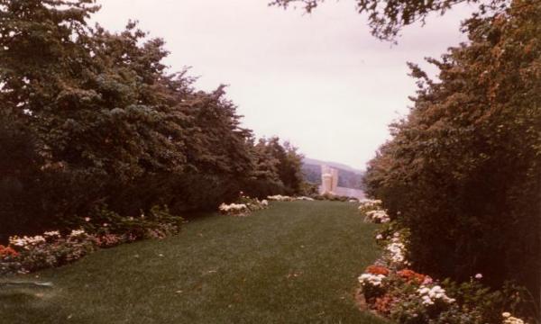 Museum Hill Garden, Storm King Art Center, 1961<br />
Karl Pfann,&nbsp;<em>Trinity,&nbsp;</em>1960<br />
(installation view, 1961)
