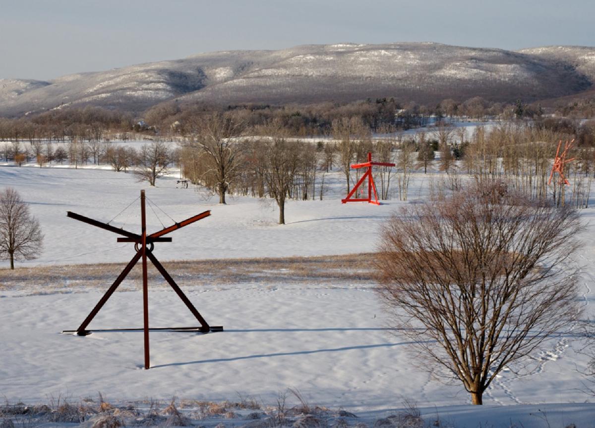 Mark di Suvero,<i>&nbsp;<em>Mon P&egrave;re, Mon P&egrave;re</em></i>, 1973-75<br />
Mark di Suvero<em>, Mother Peace</em>,<i><em>&nbsp;</em></i>1969-70&nbsp;<br />
(installation view, 2011)
