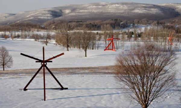 Mark di Suvero,<i>&nbsp;<em>Mon P&egrave;re, Mon P&egrave;re</em></i>, 1973-75<br />
Mark di Suvero<em>, Mother Peace</em>,<i><em>&nbsp;</em></i>1969-70&nbsp;<br />
(installation view, 2011)