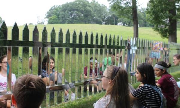 Alyson Shotz, <em>Mirror Fence</em>, 2003<br />
(refabricated, 2014) (installation view, 2017)