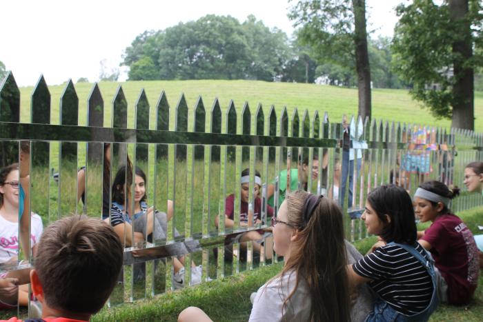 Alyson Shotz, <em>Mirror Fence</em>, 2003<br />
(refabricated, 2014) (installation view, 2017)
