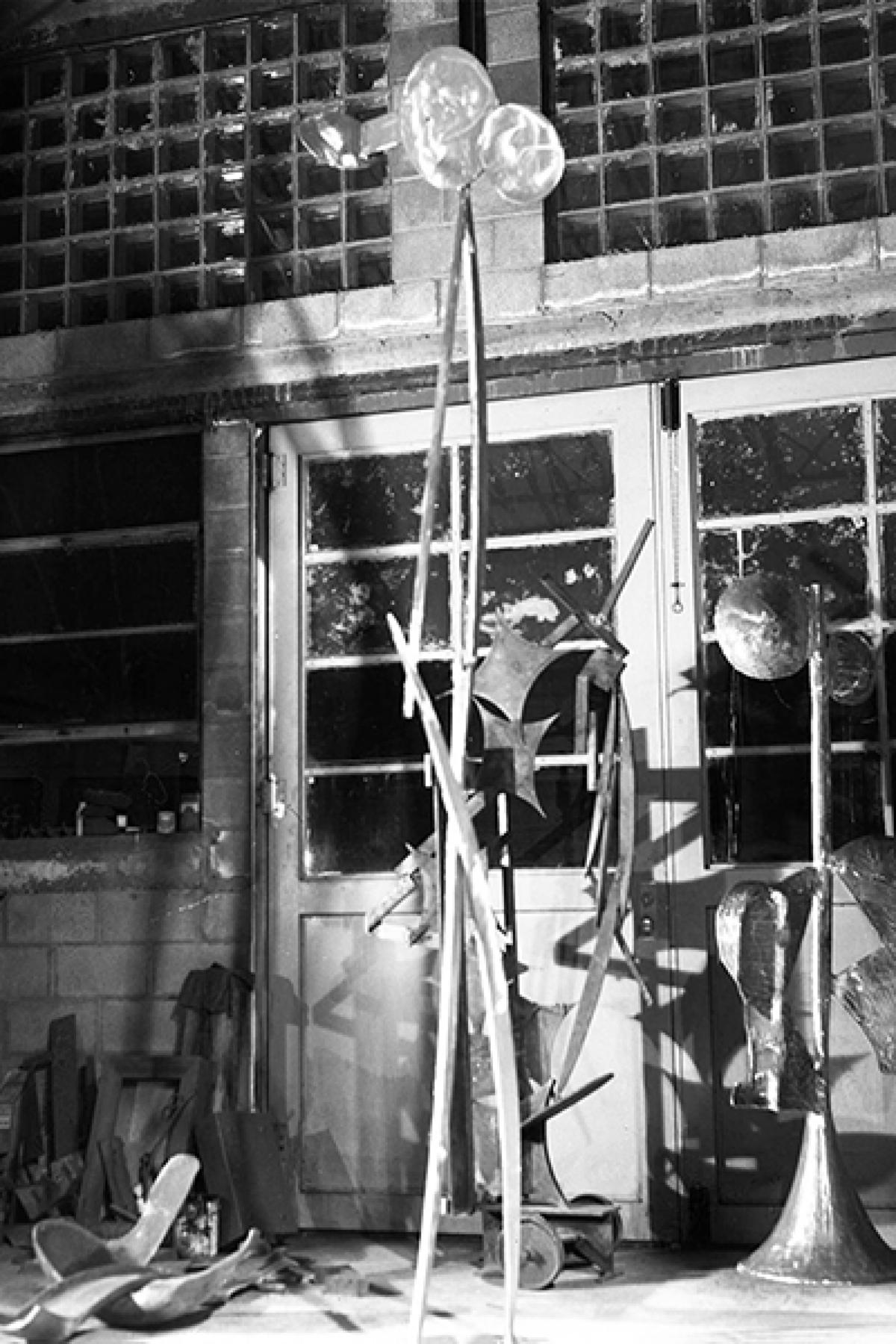 <em>Three Ovals Soar</em> (1960) in David Smith&rsquo;s workshop, Bolton Landing, NY, 1960