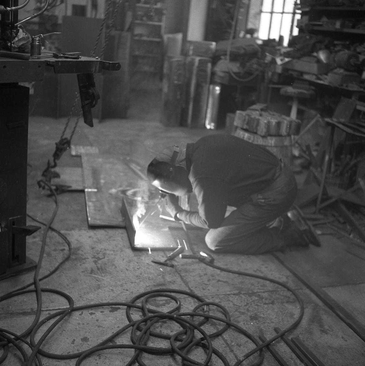 David Smith welding <em>March Sentinel</em> (1961), Bolton Landing, New York. 1961