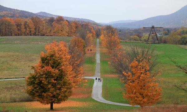 Mark di Suvero, <i>Pyramidian</i>, 1987/1998, Maple All&eacute;e, Storm King Art Center (installation view, 2012)