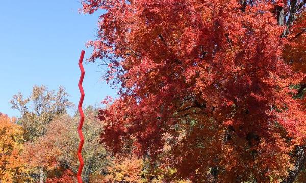 Tal Streeter, <em>Endless Column</em>, 1968, North Woods, Storm King Art Center (installation view, 2015)