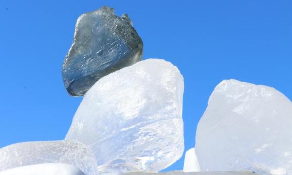 Martha Tuttle, A stone that thinks of Enceladus, 2020 (installation view, 2021)