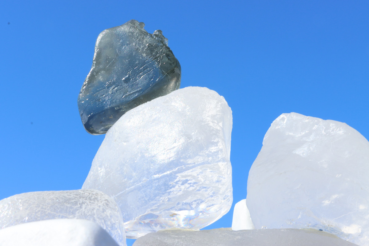 Martha Tuttle, A stone that thinks of Enceladus, 2020 (installation view, 2021)